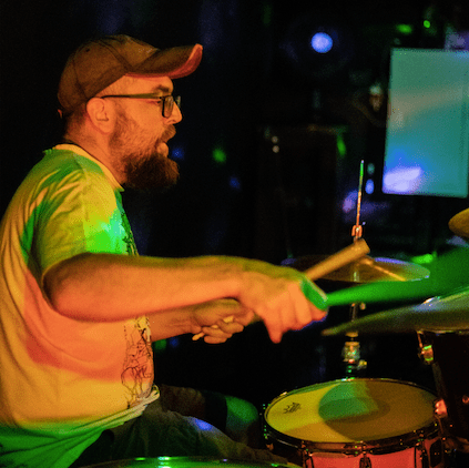 Foto de Lucas Chavo tocando bateria