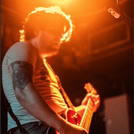 Foto de Luiz Gringo tocando guitarra